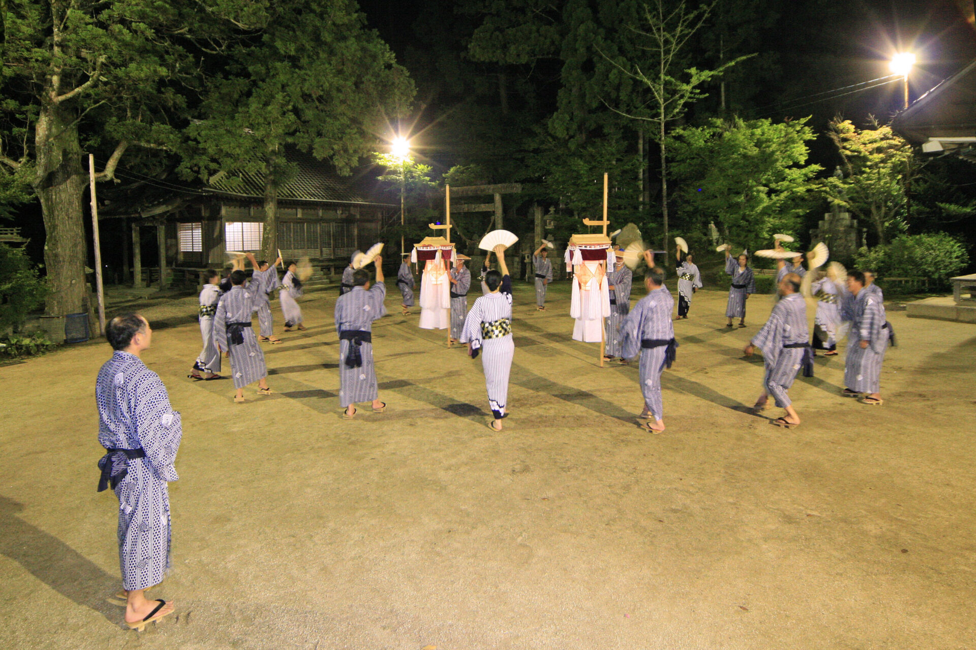 綾渡の夜念仏と盆踊 - 風流踊