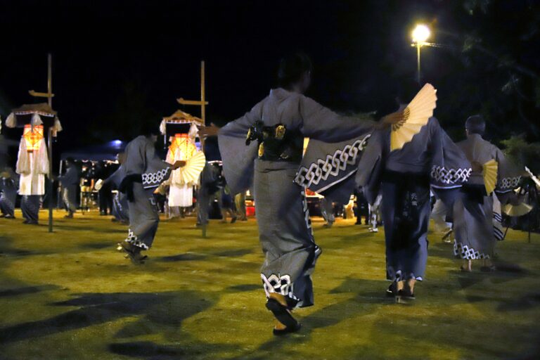 綾渡の夜念仏と盆踊が開催されました。 - 風流踊