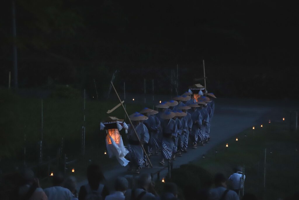 綾渡の夜念仏と盆踊が開催されました。 - 風流踊